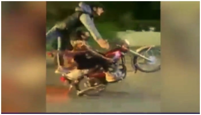Video anak laki-laki, perempuan beroda satu di Lahore menjadi viral