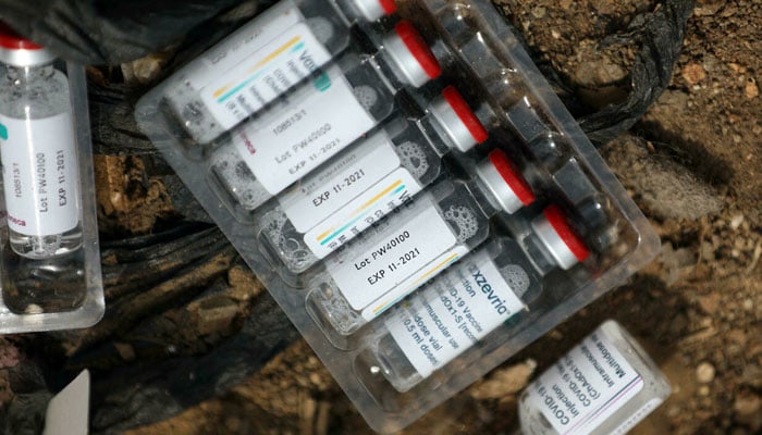 Kedaluwarsa dosis vaksin AstraZeneca di tempat pembuangan sampah di Abuja, Nigeria bulan lalu.  AFP
