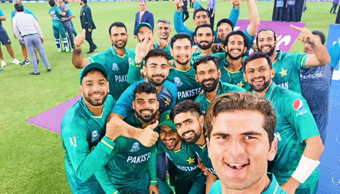 Pakistan T20 cricket team poses for a selfie. — Twitter/File