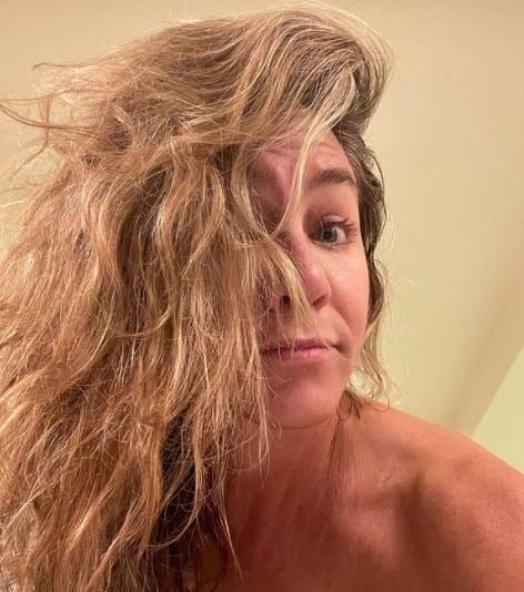 Jennifer Aniston goes makeup free for after-shower selfie: See Photos