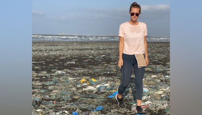 Philanthropist and wife of former Pakistani cricket captain Wasim Akram, Shaniera Akram can be seen standing at the sea Clifton beach, Karachi. — Instagram/File
