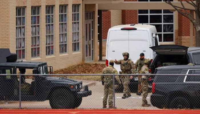 SWAT team members deploy near the Congregation Beth Israel Synagogue in Colleyville, Texas. Photo: AFP