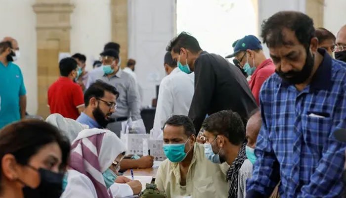 Citizens getting coronavirus vaccine shots at a vaccination centre. Photo: Geo.tv/files