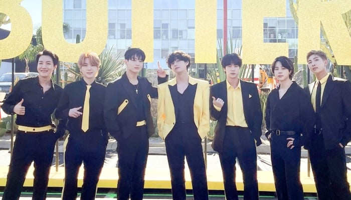 Konser BTS Crosswalk: James Corden melindungi Suga dari matahari di video belakang panggung terbaru