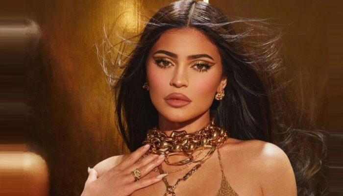 Kylie Jenner yang hamil mendapatkan perintah penahanan permanen terhadap seorang penggemar