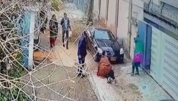 On January 17, it was reported that four people, including a policeman, had been arrested for killing a youth, Shah Rukh, in front of his mother and sister on Kashmir Road. Photo: Screengrab of Kashmir Road murder scene.