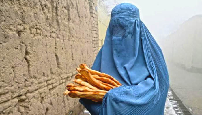 Warga Afghanistan yang putus asa mengantre untuk mendapatkan roti gratis saat krisis kemiskinan semakin dalam