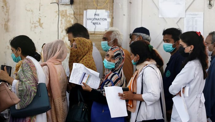 Orang-orang mengantre untuk mendapatkan dosis pertama vaksin penyakit coronavirus (COVID-19), ketika pemerintah memulai vaksinasi untuk masyarakat umum, dimulai dengan orang tua, di pusat vaksinasi di Karachi, Pakistan 10 Maret 2021. — Reuters/ Mengajukan