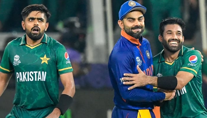 Kapten India Virat Kohli mengapresiasi Babar Azam dan Mohammad Rizwan setelah kemenangan bersejarah Men In Greens melawan rival bebuyutannya di Piala Dunia T20, pada 24 Oktober 2021. — ICC