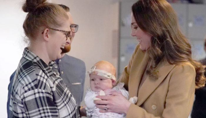 Pangeran William bercanda ‘tidak ada lagi’ anak-anak saat Kate Middleton menggendong bayi kecil
