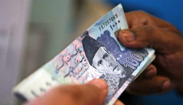 Image showing currency dealers exchanging Rs1,000 notes.— AFP/File