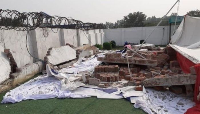 Tembok sekolah pemerintah Karachi runtuh saat angin kencang mendatangkan malapetaka