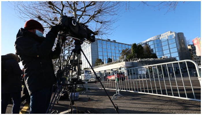 Members of the media are seen outside the President Wilson hotel where Russian Foreign Minister Sergei Lavrov and U.S. Secretary of State Antony Blinken will meet to talk about tensions over Ukraine, in Geneva, Switzerland, January 21, 2022. Photo: Reuters