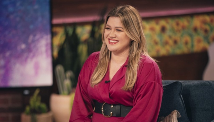 Kelly Clarkson stuns with heartfelt cover of Sarah McLachlan’s ‘Adia’