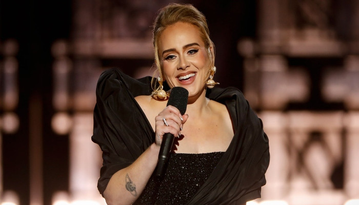 Adele mengejutkan penggemar TikTok yang viral dengan panggilan video setelah membatalkan konser