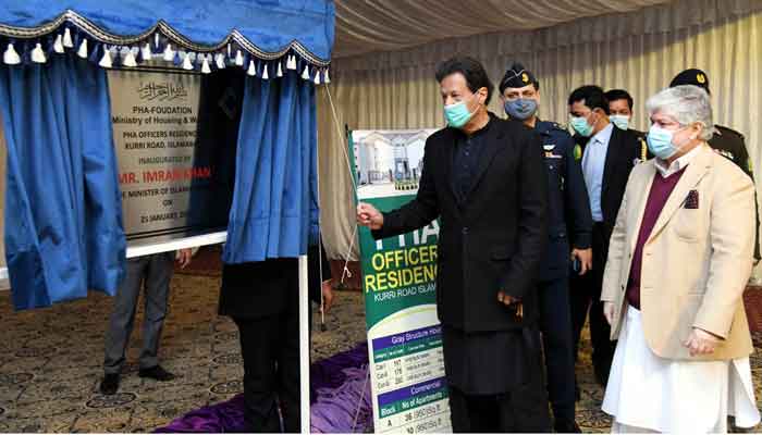 Prime Minister Imran Khan unveiling a plaque to inaugurate PHA Officers Residencia Kurri Road and PHA Apartments in Islamabad on January 15, 2022. — PID