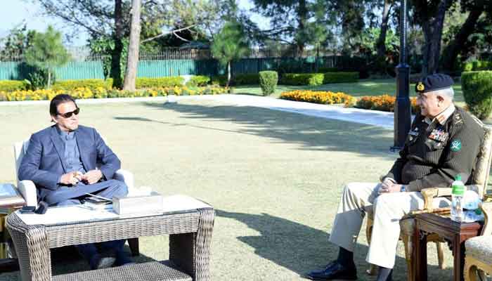 Prime Minister Imran Khan (L) in a meeting with COAS Gen Bajwa on January 26, 2022 at PM House. — Twitter