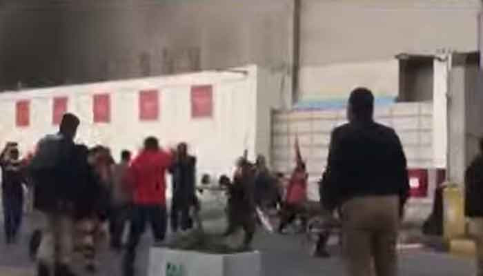 Beberapa terluka saat polisi mengenakan tongkat, gas air mata, pengunjuk rasa MQM-P di Karachi