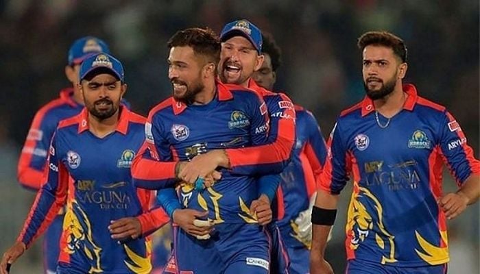 Karachi Kings team with cheering for fast bowler Mohammad Amir in PSL 6. Photo: AFP