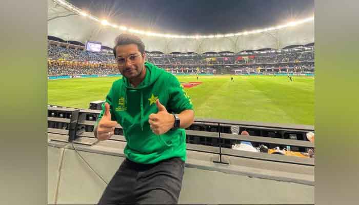 Asim Azhar posing for a picture at Dubai International Cricket Stadium during T20 World Cup. Photo: Instagram/ @asimazhar