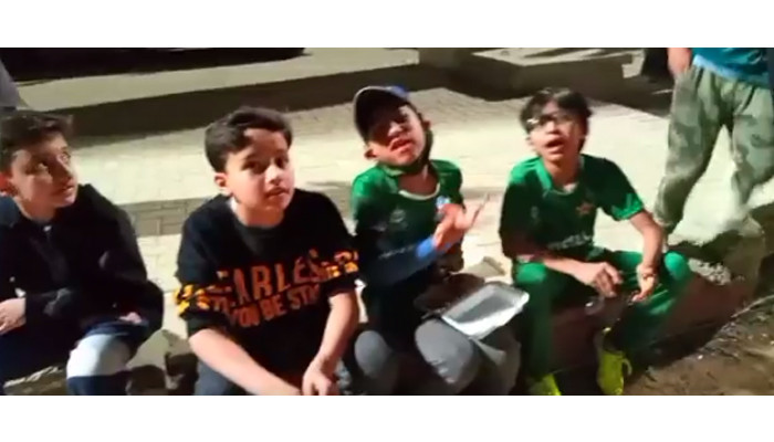 Penggemar Little PSL 7 memprotes di luar Stadion Nasional setelah ditolak masuk