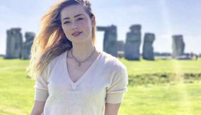 Amber Heard looks gorgeous as she poses for last selfie of the week