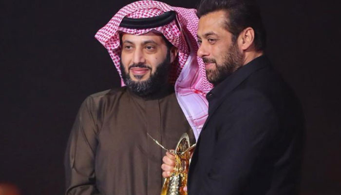 Salman Khan menerima penghargaan ‘Personality of the Year’ di Arab Saudi