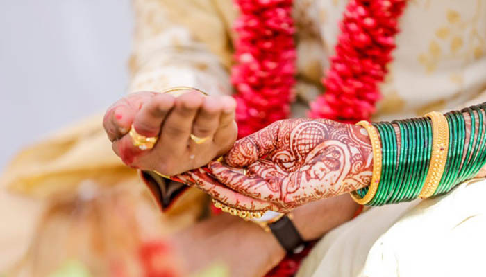 Pengantin wanita menyangkal menikah setelah pengantin pria membuang karangan bunga saat upacara