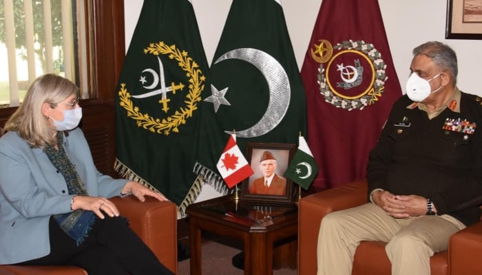 Canadian High Commissioner to Pakistan Wendy Gilmour (L) and  Chief of Army Staff (COAS) General Qamar Javed Bajwa (R). — ISPR