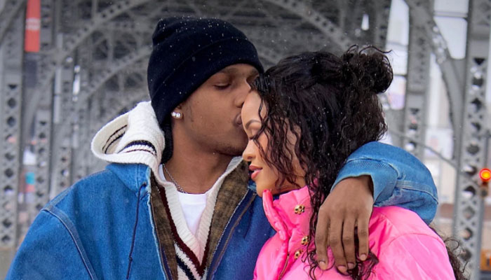Rihanna expecting a baby girl? Fans spot major hint dropped by singer!