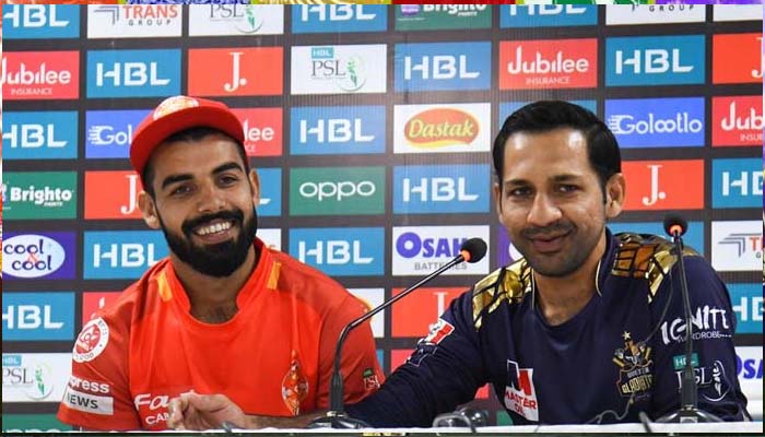 Islamabad United captain Shadab Khan (L) and his Quetta Gladiators counterpart Sarfraz Ahmed addressing a press conference during PSL 2020. — AFP/File