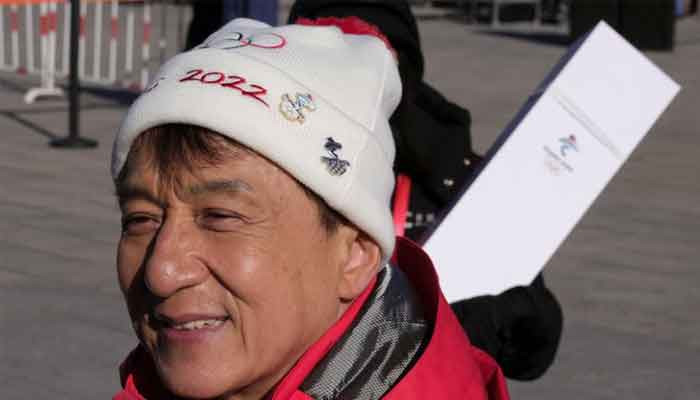 Jackie Chan membawa obor Olimpiade di atas Tembok Besar