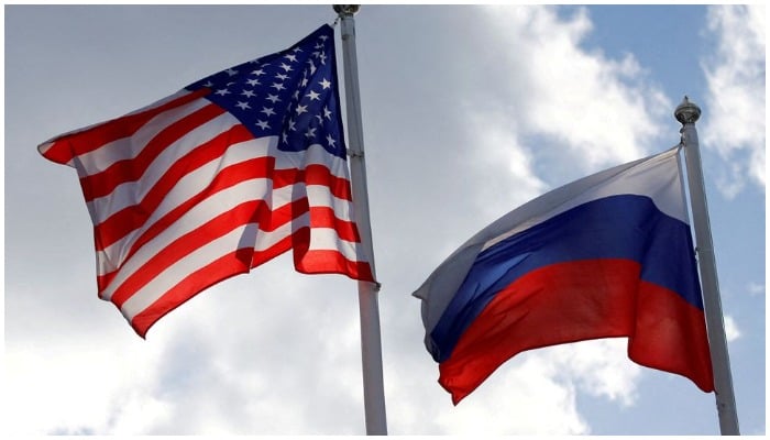 Russian and U.S. state flags fly near a factory in Vsevolozhsk, Leningrad Region, Russia March 27, 2019. Photo: Reuters