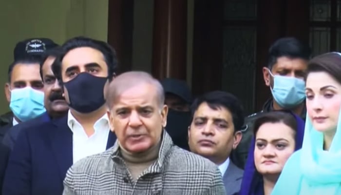 Opposition Leader in the National Assembly and PML-N President Shahbaz addressing a press conference alongside  PPP Chairman Bilawal Bhutto-Zardari (left) and PML-N Vice-President Maryam Nawaz (right) in Lahore on February 5, 2022. — YouTube