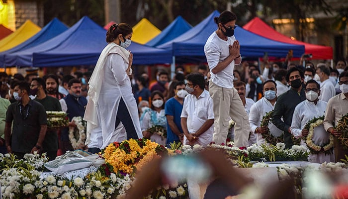 Bollywood actor Shah Rukh Khan (R) with his wife Gauri (L) attends the state funeral ceremony of late Bollywood singer Lata Mangeshkar who died in Mumbai on February 6, 2022. — AFP/File