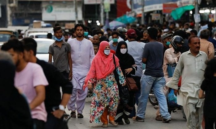 Women wearing mask shop in Karachi. Photo: Reuters