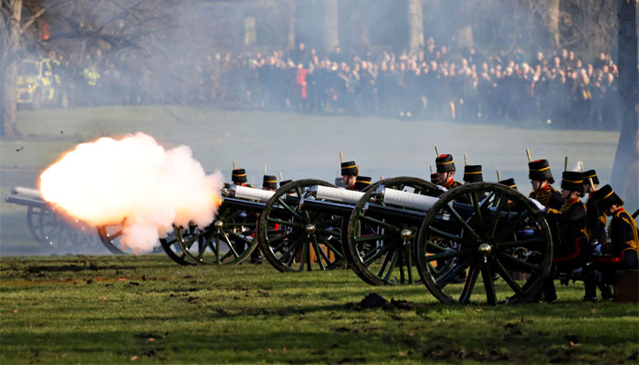 London echoed to sound of cannon shots to mark Queen’s 70 years on throne