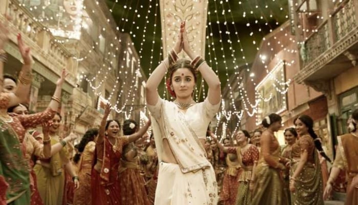 Alia Bhatt unveils festive track ‘Dholida’ from SLB’s ‘Gangubai Kathiawadi’