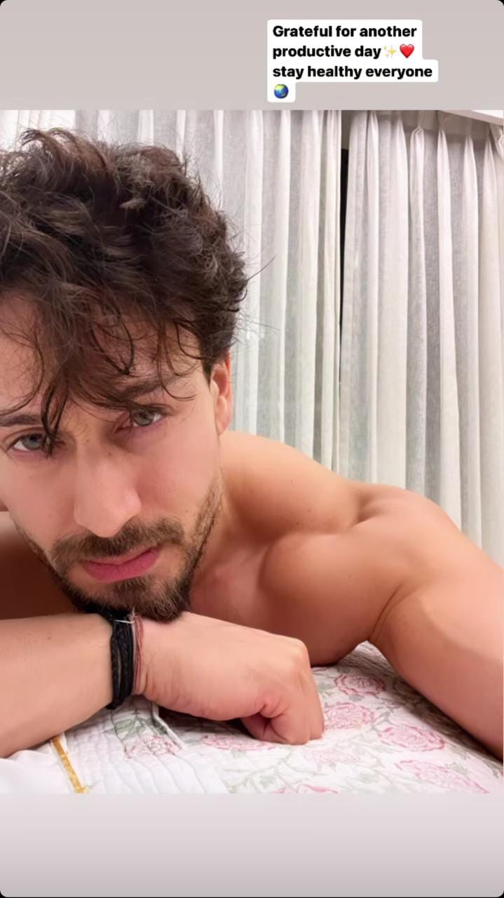 Tiger Shroff shows off his ripped physique in latest selfie: See