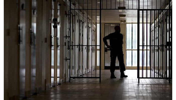Tensions rise in Larkana jail as prisoners hold 10 cops hostage - Vimarsana News