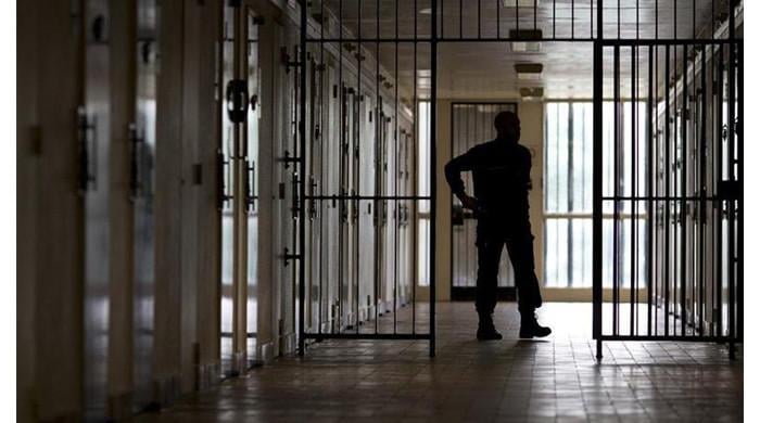 Tensions rise in Larkana jail as prisoners hold 10 cops hostage 