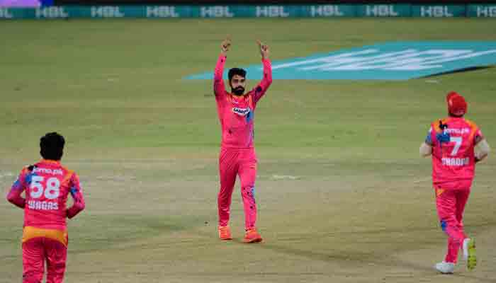 Islamabad United´s Shadab Khan (C) celebrates after taking the wicket of Karachi Kings´ Lewis Gregory (unseen) during the Pakistan Super League (PSL) Twenty20 cricket match between Karachi Kings and Islamabad United at the National Cricket Stadium in Karachi on February 6, 2022. -AFP