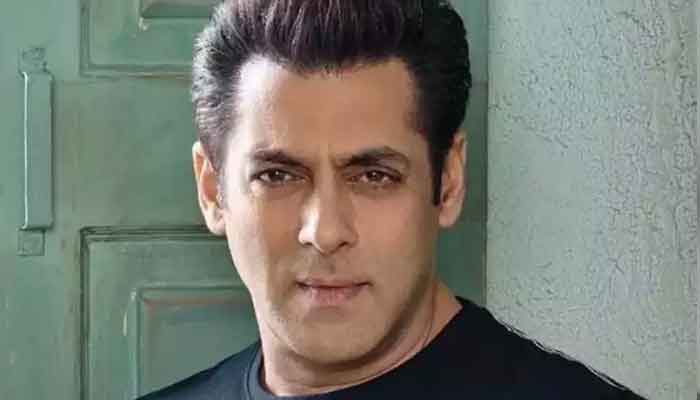 Salman Khan pays tribute to Lata Mangeshkar by singing her song