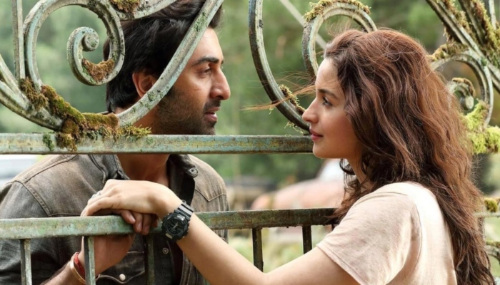 Alia Bhatt & Ranbir Kapoor’s new loved-up picture from ‘Brahmastra’ goes viral