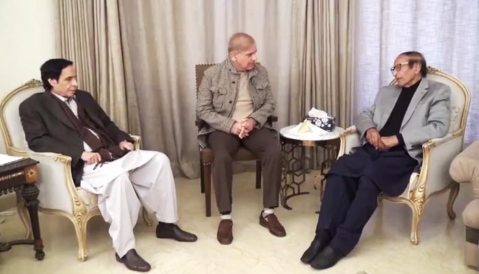Punjab Assembly Speaker and Acting Punjab Governor Chaudhry Pervaiz Elahi (left), Leader of the Opposition in the National Assembly and PML-N President Shahbaz Sharif (centre), and former prime minister Chaudhry Shujaat Hussain at the Chaudhry brothers residence in Lahore, on February 13, 2022. — Twitter
