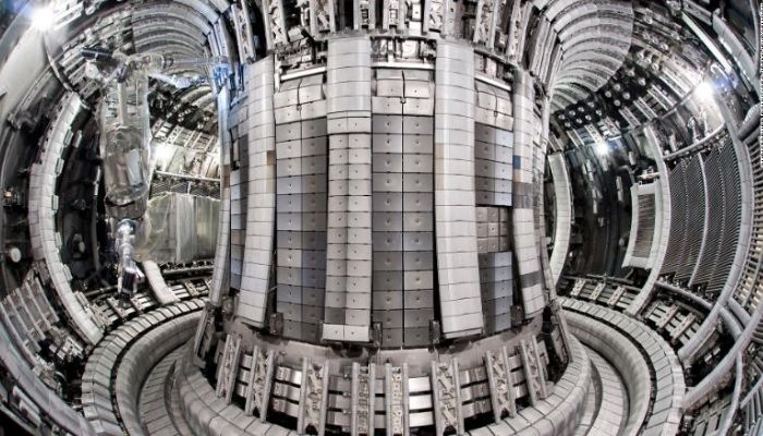 The JET reactor tokamak. Photo: (UKAEA)