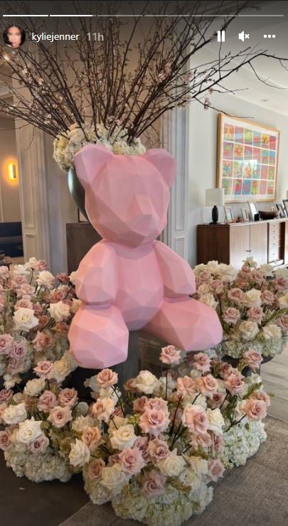 Kylie Jenner gets little gingerbread house from Travis Scott on Valentines Day