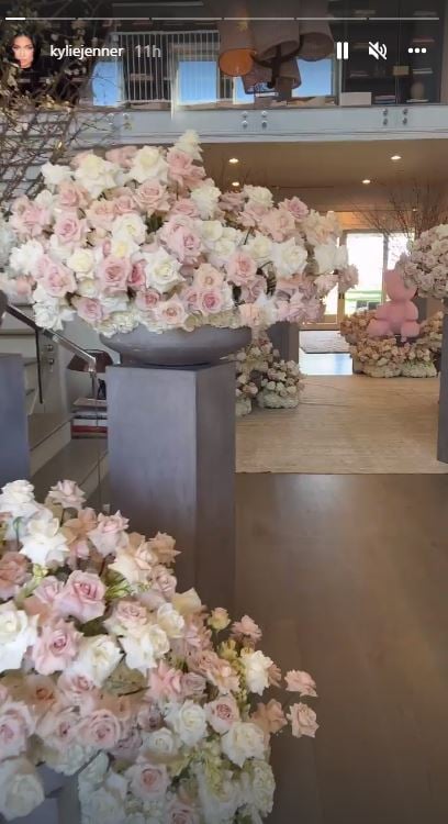 Kylie Jenner gets little gingerbread house from Travis Scott on Valentines Day