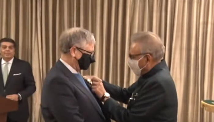 President Dr Arif Alvi presenting (right) the Hilal-e-Pakistan award to Bill Gates. — RadioPakistan