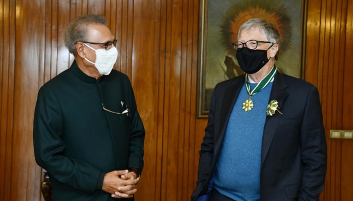 President Arif Alvi speaks to Microsoft co-founder and philanthropist Bill Gates at Aiwan-e-Sardaron on February 17, 2022. — PID